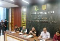 Kepala Kejaksaan Tinggi Sumatera Selatan, Ketut Sumedana, memberikan keterangan pers terkait penetapan Wakil Bupati PALI berinisial IT dan ASN Provinsi Sumsel berinisial AK sebagai tersangka dugaan gratifikasi fee proyek di Kabupaten PALI tahun 2024., Rabu (3/6/2026).