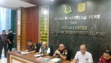 Kepala Kejaksaan Tinggi Sumatera Selatan, Ketut Sumedana, memberikan keterangan pers terkait penetapan Wakil Bupati PALI berinisial IT dan ASN Provinsi Sumsel berinisial AK sebagai tersangka dugaan gratifikasi fee proyek di Kabupaten PALI tahun 2024., Rabu (3/6/2026).