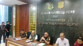 Kepala Kejaksaan Tinggi Sumatera Selatan, Ketut Sumedana, memberikan keterangan pers terkait penetapan Wakil Bupati PALI berinisial IT dan ASN Provinsi Sumsel berinisial AK sebagai tersangka dugaan gratifikasi fee proyek di Kabupaten PALI tahun 2024., Rabu (3/6/2026).