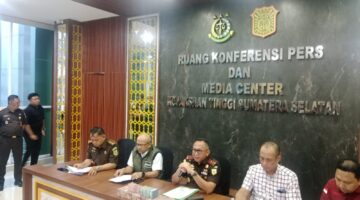 Kepala Kejaksaan Tinggi Sumatera Selatan, Ketut Sumedana, memberikan keterangan pers terkait penetapan Wakil Bupati PALI berinisial IT dan ASN Provinsi Sumsel berinisial AK sebagai tersangka dugaan gratifikasi fee proyek di Kabupaten PALI tahun 2024., Rabu (3/6/2026).