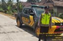 Personel Polsek Buay Madang Timur bersiaga di samping mobil dinas kepolisian saat melaksanakan Kegiatan Rutin Yang Ditingkatkan (KRYD) di Jalan Desa Sukoharjo, Kecamatan Buay Madang Timur, Kabupaten OKU Timur, Sumatera Selatan. 