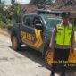 Personel Polsek Buay Madang Timur bersiaga di samping mobil dinas kepolisian saat melaksanakan Kegiatan Rutin Yang Ditingkatkan (KRYD) di Jalan Desa Sukoharjo, Kecamatan Buay Madang Timur, Kabupaten OKU Timur, Sumatera Selatan. 