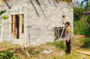 Personel Bhabinkamtibmas Polsek Buay Madang Timur meninjau langsung progres pembangunan fisik program Bedah Rumah Polri Untuk Masyarakat di Desa Tugu Harum, Kecamatan Belitang Madang Raya, Kabupaten OKU Timur, Sumatera Selatan. 