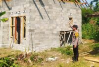 Personel Bhabinkamtibmas Polsek Buay Madang Timur meninjau langsung progres pembangunan fisik program Bedah Rumah Polri Untuk Masyarakat di Desa Tugu Harum, Kecamatan Belitang Madang Raya, Kabupaten OKU Timur, Sumatera Selatan. 