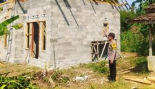 Personel Bhabinkamtibmas Polsek Buay Madang Timur meninjau langsung progres pembangunan fisik program Bedah Rumah Polri Untuk Masyarakat di Desa Tugu Harum, Kecamatan Belitang Madang Raya, Kabupaten OKU Timur, Sumatera Selatan. 