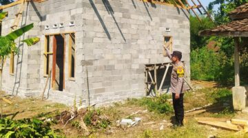 Personel Bhabinkamtibmas Polsek Buay Madang Timur meninjau langsung progres pembangunan fisik program Bedah Rumah Polri Untuk Masyarakat di Desa Tugu Harum, Kecamatan Belitang Madang Raya, Kabupaten OKU Timur, Sumatera Selatan. 