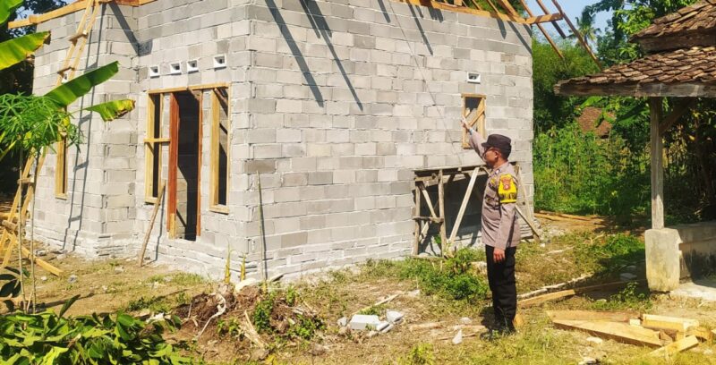 Personel Bhabinkamtibmas Polsek Buay Madang Timur meninjau langsung progres pembangunan fisik program Bedah Rumah Polri Untuk Masyarakat di Desa Tugu Harum, Kecamatan Belitang Madang Raya, Kabupaten OKU Timur, Sumatera Selatan. 