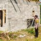 Personel Bhabinkamtibmas Polsek Buay Madang Timur meninjau langsung progres pembangunan fisik program Bedah Rumah Polri Untuk Masyarakat di Desa Tugu Harum, Kecamatan Belitang Madang Raya, Kabupaten OKU Timur, Sumatera Selatan. 