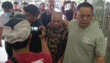 Lima orang yang diamankan Tim Pidsus Kejati Sumsel tiba di Kantor Kejati Sumsel guna menjalani pemeriksaan terkait perkara yang sedang ditangani penyidik. Kamis (4/6/2026)