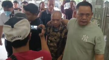 Lima orang yang diamankan Tim Pidsus Kejati Sumsel tiba di Kantor Kejati Sumsel guna menjalani pemeriksaan terkait perkara yang sedang ditangani penyidik. Kamis (4/6/2026)