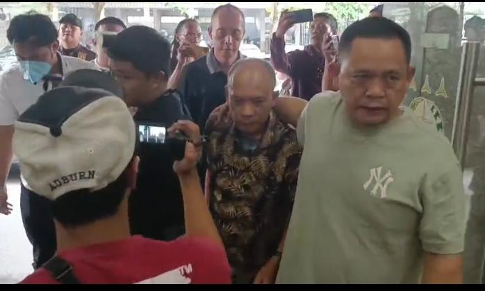 Lima orang yang diamankan Tim Pidsus Kejati Sumsel tiba di Kantor Kejati Sumsel guna menjalani pemeriksaan terkait perkara yang sedang ditangani penyidik. Kamis (4/6/2026)