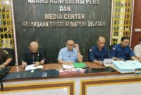 Saat Kepala Kejaksaan Tinggi Sumatera Selatan, Ketut Sumedana SH MH, memberikan keterangan pers terkait penetapan Kepala KUPP Kelas III Sungai Lumpur, Kabupaten OKI, berinisial IM sebagai tersangka dugaan pemerasan dalam pengurusan Surat Persetujuan Berlayar (SPB), Kamis (4/6/2026