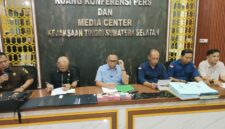Saat Kepala Kejaksaan Tinggi Sumatera Selatan, Ketut Sumedana SH MH, memberikan keterangan pers terkait penetapan Kepala KUPP Kelas III Sungai Lumpur, Kabupaten OKI, berinisial IM sebagai tersangka dugaan pemerasan dalam pengurusan Surat Persetujuan Berlayar (SPB), Kamis (4/6/2026