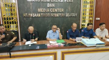 Saat Kepala Kejaksaan Tinggi Sumatera Selatan, Ketut Sumedana SH MH, memberikan keterangan pers terkait penetapan Kepala KUPP Kelas III Sungai Lumpur, Kabupaten OKI, berinisial IM sebagai tersangka dugaan pemerasan dalam pengurusan Surat Persetujuan Berlayar (SPB), Kamis (4/6/2026
