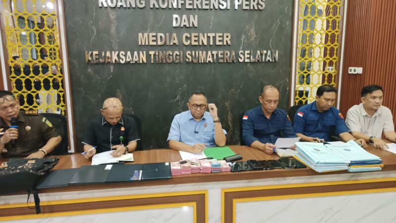 Saat Kepala Kejaksaan Tinggi Sumatera Selatan, Ketut Sumedana SH MH, memberikan keterangan pers terkait penetapan Kepala KUPP Kelas III Sungai Lumpur, Kabupaten OKI, berinisial IM sebagai tersangka dugaan pemerasan dalam pengurusan Surat Persetujuan Berlayar (SPB), Kamis (4/6/2026