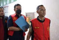 Caption: Wabup PALI tersangka kasus fee proyek saat digiring ke mobil tahanan, Rabu (3/6/2026). Foto: istimewa