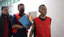 Caption: Wabup PALI tersangka kasus fee proyek saat digiring ke mobil tahanan, Rabu (3/6/2026). Foto: istimewa