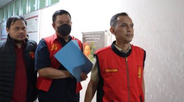 Caption: Wabup PALI tersangka kasus fee proyek saat digiring ke mobil tahanan, Rabu (3/6/2026). Foto: istimewa