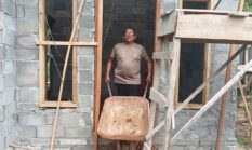 Turun Tangan Langsung, Kapolsek Buay Madang Timur Dorong Angkong Timbun Lantai Bedah Rumah Warga
