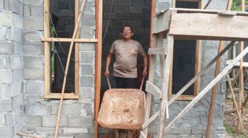 Turun Tangan Langsung, Kapolsek Buay Madang Timur Dorong Angkong Timbun Lantai Bedah Rumah Warga