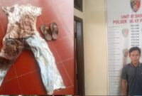 Pelaku beserta barang bukti saat diamankan.