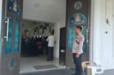 Personel Polsek Buay Madang Timur berjaga di depan pintu masuk Gereja Trinitas Bangun Sari BK 3, Kecamatan Buay Madang Timur, Kabupaten OKU Timur. 