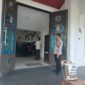 Personel Polsek Buay Madang Timur berjaga di depan pintu masuk Gereja Trinitas Bangun Sari BK 3, Kecamatan Buay Madang Timur, Kabupaten OKU Timur. 