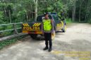Personel Polsek Buay Madang Timur bersiaga di samping kendaraan dinas saat menggelar patroli Kegiatan Rutin Yang Ditingkatkan (KRYD) di kawasan Jalan Desa Sumber Mulyo, Kecamatan Buay Madang Timur, Kabupaten OKU Timur. 