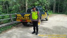 Personel Polsek Buay Madang Timur bersiaga di samping kendaraan dinas saat menggelar patroli Kegiatan Rutin Yang Ditingkatkan (KRYD) di kawasan Jalan Desa Sumber Mulyo, Kecamatan Buay Madang Timur, Kabupaten OKU Timur. 