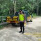 Personel Polsek Buay Madang Timur bersiaga di samping kendaraan dinas saat menggelar patroli Kegiatan Rutin Yang Ditingkatkan (KRYD) di kawasan Jalan Desa Sumber Mulyo, Kecamatan Buay Madang Timur, Kabupaten OKU Timur. 