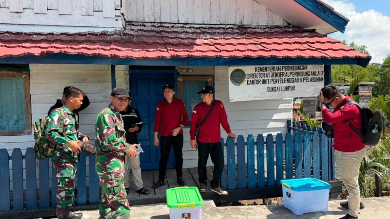 Tim Penyidik Kejari OKI yang tergabung dalam Tim Pidsus Kejati Sumsel saat melakukan penggeledahan ketiga di Kantor KUPP Kelas III Sungai Lumpur, Kabupaten OKI, Sabtu (6/6/2026).
