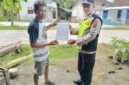 Personel Polsek Buay Madang Timur menunjukkan dan menyerahkan lembaran Maklumat Kapolda Sumsel tentang larangan membakar hutan dan lahan (Karhutla) kepada seorang warga di kawasan permukiman Kecamatan Buay Madang Timur, Kabupaten OKU Timur. 