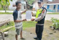 Personel Polsek Buay Madang Timur menunjukkan dan menyerahkan lembaran Maklumat Kapolda Sumsel tentang larangan membakar hutan dan lahan (Karhutla) kepada seorang warga di kawasan permukiman Kecamatan Buay Madang Timur, Kabupaten OKU Timur. 