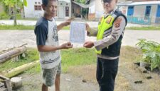 Personel Polsek Buay Madang Timur menunjukkan dan menyerahkan lembaran Maklumat Kapolda Sumsel tentang larangan membakar hutan dan lahan (Karhutla) kepada seorang warga di kawasan permukiman Kecamatan Buay Madang Timur, Kabupaten OKU Timur.