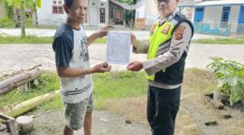 Personel Polsek Buay Madang Timur menunjukkan dan menyerahkan lembaran Maklumat Kapolda Sumsel tentang larangan membakar hutan dan lahan (Karhutla) kepada seorang warga di kawasan permukiman Kecamatan Buay Madang Timur, Kabupaten OKU Timur. 