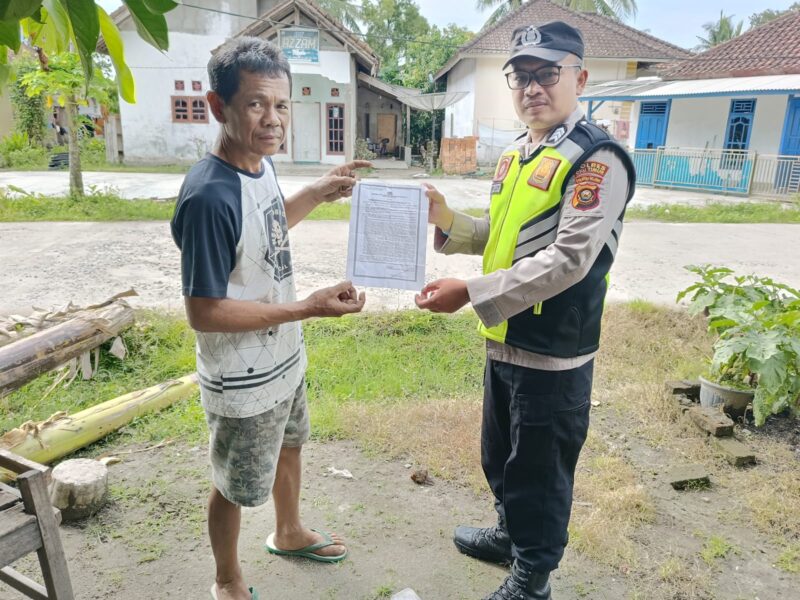 Personel Polsek Buay Madang Timur menunjukkan dan menyerahkan lembaran Maklumat Kapolda Sumsel tentang larangan membakar hutan dan lahan (Karhutla) kepada seorang warga di kawasan permukiman Kecamatan Buay Madang Timur, Kabupaten OKU Timur. 