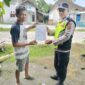 Personel Polsek Buay Madang Timur menunjukkan dan menyerahkan lembaran Maklumat Kapolda Sumsel tentang larangan membakar hutan dan lahan (Karhutla) kepada seorang warga di kawasan permukiman Kecamatan Buay Madang Timur, Kabupaten OKU Timur. 
