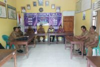 Personel Polsek Buay Madang Timur, Bripka Nur Holik dan Brigadir Tedy Heryadi, melakukan pertemuan silaturahmi dengan perangkat desa di Kantor Desa Kedu, Kecamatan Buay Madang Timur, Kabupaten OKU Timur. 