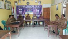 Personel Polsek Buay Madang Timur, Bripka Nur Holik dan Brigadir Tedy Heryadi, melakukan pertemuan silaturahmi dengan perangkat desa di Kantor Desa Kedu, Kecamatan Buay Madang Timur, Kabupaten OKU Timur.