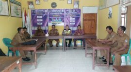 Personel Polsek Buay Madang Timur, Bripka Nur Holik dan Brigadir Tedy Heryadi, melakukan pertemuan silaturahmi dengan perangkat desa di Kantor Desa Kedu, Kecamatan Buay Madang Timur, Kabupaten OKU Timur. 
