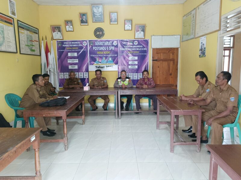 Personel Polsek Buay Madang Timur, Bripka Nur Holik dan Brigadir Tedy Heryadi, melakukan pertemuan silaturahmi dengan perangkat desa di Kantor Desa Kedu, Kecamatan Buay Madang Timur, Kabupaten OKU Timur. 
