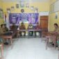 Personel Polsek Buay Madang Timur, Bripka Nur Holik dan Brigadir Tedy Heryadi, melakukan pertemuan silaturahmi dengan perangkat desa di Kantor Desa Kedu, Kecamatan Buay Madang Timur, Kabupaten OKU Timur. 