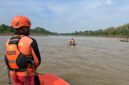 Tim SAR Gabungan saat melakukan pencarian terhadap korban di Sungai Musi. Foto: Basarnas Palembang.