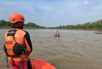 Tim SAR Gabungan saat melakukan pencarian terhadap korban di Sungai Musi. Foto: Basarnas Palembang.
