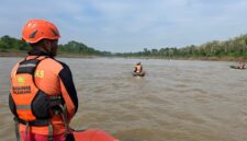 Tim SAR Gabungan saat melakukan pencarian terhadap korban di Sungai Musi. Foto: Basarnas Palembang.