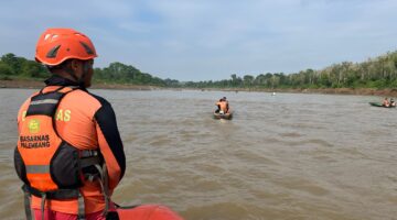 Tim SAR Gabungan saat melakukan pencarian terhadap korban di Sungai Musi. Foto: Basarnas Palembang.