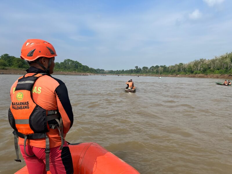 Tim SAR Gabungan saat melakukan pencarian terhadap korban di Sungai Musi. Foto: Basarnas Palembang.