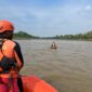 Tim SAR Gabungan saat melakukan pencarian terhadap korban di Sungai Musi. Foto: Basarnas Palembang.