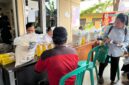Penyaluran beras dan minyak banyuan dari pemerintah di salah satu kelurahan di Kota Palembang. Foto: istimewa