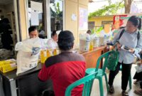 Penyaluran beras dan minyak banyuan dari pemerintah di salah satu kelurahan di Kota Palembang. Foto: istimewa